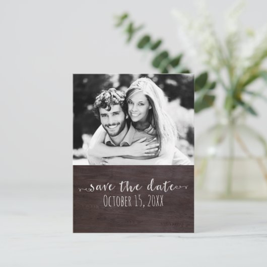 Dunkles Holz SAVE THE DATE rustikales Hochzeitssem Ankündigungspostkarte (Stehend Vorderseite)