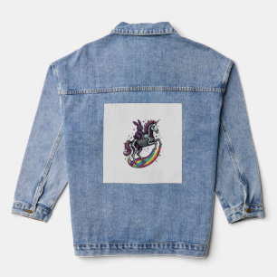 Dunkles Kaninchen, das auf einem Skelett-Einhorn r Jeansjacke