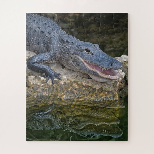 Dunkles Krokodil mit klarer Reflektion im Wasser Puzzle (Vertikal)