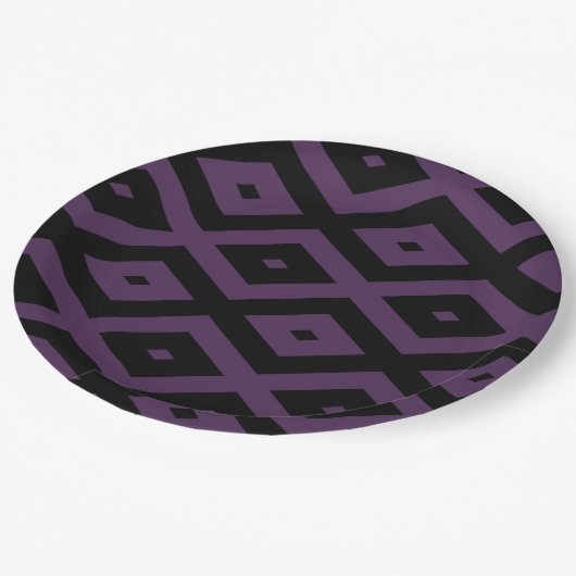 Dunkles lila und schwarzes Diamantmuster Pappteller (Schrägansicht)
