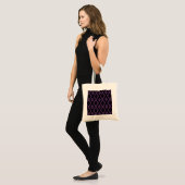 Dunkles lila und schwarzes Diamantmuster Tragetasche (Vorderseite (Model))