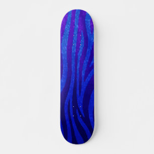 Dunkles Lila-Zebrastreifen-Muster auf Neonblau-Des Skateboard