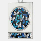 Dunkles Nahtloses Muster mit blauen Schmetterlinge Banner-Ornament Silber (Links)