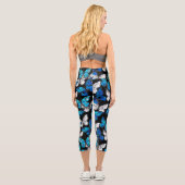 Dunkles Nahtloses Muster mit blauen Schmetterlinge Capri Leggings (Rückseite)