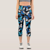 Dunkles Nahtloses Muster mit blauen Schmetterlinge Capri Leggings (Vorderseite)