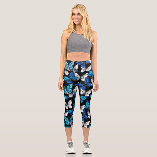 Dunkles Nahtloses Muster mit blauen Schmetterlinge Capri Leggings (Vorderseite)