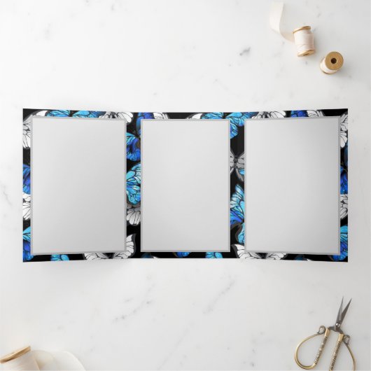 Dunkles Nahtloses Muster mit blauen Schmetterlinge Dreifach Gefaltete Karte (Innenseite)