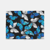 Dunkles Nahtloses Muster mit blauen Schmetterlinge Fleecedecke (Vorderseite (Horizontal))