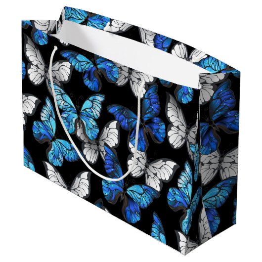 Dunkles Nahtloses Muster mit blauen Schmetterlinge Große Geschenktüte (Rückseite Schrägansicht)