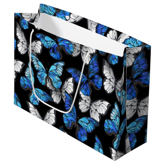 Dunkles Nahtloses Muster mit blauen Schmetterlinge Große Geschenktüte (Vorderseite Schrägansicht)
