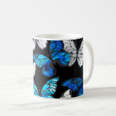 Dunkles Nahtloses Muster mit blauen Schmetterlinge Kaffeetasse (VorderseiteRechts)