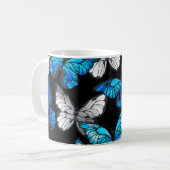 Dunkles Nahtloses Muster mit blauen Schmetterlinge Kaffeetasse (Vorderseite Links)