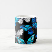 Dunkles Nahtloses Muster mit blauen Schmetterlinge Kaffeetasse (Mittel)
