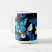 Dunkles Nahtloses Muster mit blauen Schmetterlinge Kaffeetasse (Vorderseite Links)