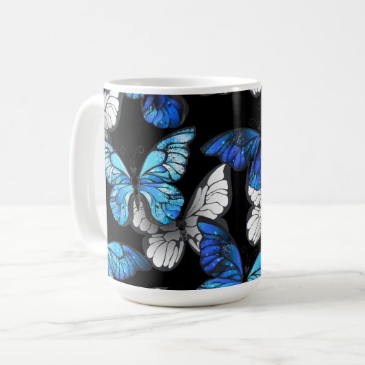 Dunkles Nahtloses Muster mit blauen Schmetterlinge Kaffeetasse (Vorderseite Links)