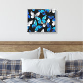 Dunkles Nahtloses Muster mit blauen Schmetterlinge Leinwanddruck (Insitu (Schlafzimmer))