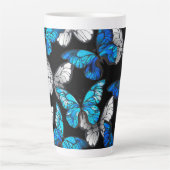 Dunkles Nahtloses Muster mit blauen Schmetterlinge Milchtasse (Vorderseite)