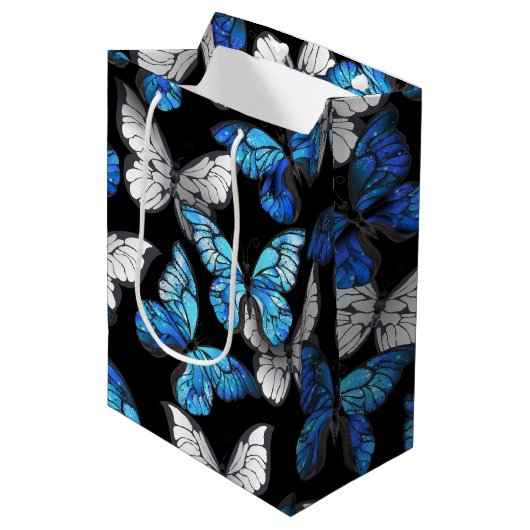 Dunkles Nahtloses Muster mit blauen Schmetterlinge Mittlere Geschenktüte (Vorderseite Schrägansicht)