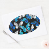 Dunkles Nahtloses Muster mit blauen Schmetterlinge Ovaler Aufkleber (Umschlag)
