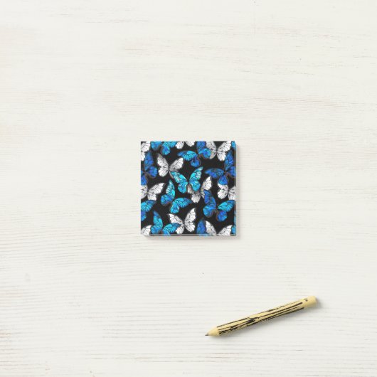 Dunkles Nahtloses Muster mit blauen Schmetterlinge Post-it Klebezettel (Auf Schreibtisch)