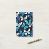 Dunkles Nahtloses Muster mit blauen Schmetterlinge Post-it Klebezettel (Auf Schreibtisch)