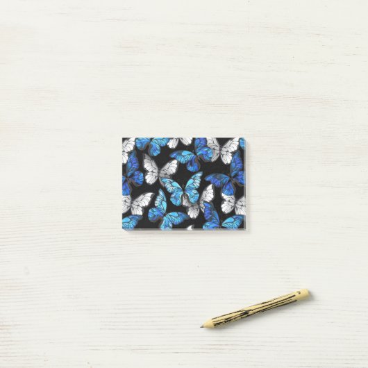 Dunkles Nahtloses Muster mit blauen Schmetterlinge Post-it Klebezettel (Auf Schreibtisch)