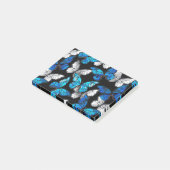 Dunkles Nahtloses Muster mit blauen Schmetterlinge Post-it Klebezettel (angewinkelt)