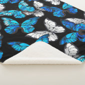 Dunkles Nahtloses Muster mit blauen Schmetterlinge Sherpadecke (3/4)