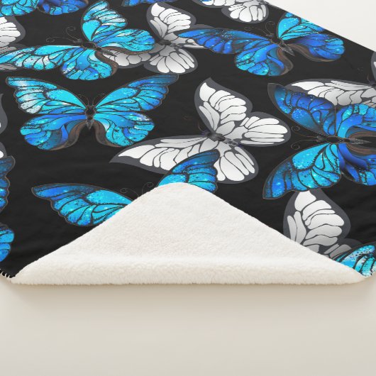 Dunkles Nahtloses Muster mit blauen Schmetterlinge Sherpadecke (3/4)