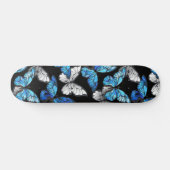 Dunkles Nahtloses Muster mit blauen Schmetterlinge Skateboard (Horizontal)