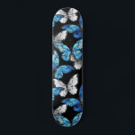 Dunkles Nahtloses Muster mit blauen Schmetterlinge Skateboard<br><div class="desc">Realistisches,  blaues und weißes Schmetterlingsmuster auf schwarzem Hintergrund.</div>