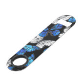 Dunkles Nahtloses Muster mit blauen Schmetterlinge Speed Flaschenöffner (Rückseite Schrägansicht)