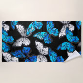 Dunkles Nahtloses Muster mit blauen Schmetterlinge Strandtuch (Vorderseite)