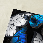 Dunkles Nahtloses Muster mit blauen Schmetterlinge Strandtuch (Beispiel)