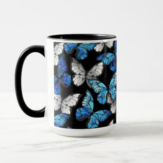 Dunkles Nahtloses Muster mit blauen Schmetterlinge Tasse (Links)