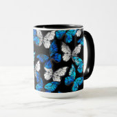 Dunkles Nahtloses Muster mit blauen Schmetterlinge Tasse (VorderseiteRechts)