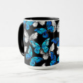 Dunkles Nahtloses Muster mit blauen Schmetterlinge Tasse (Vorderseite Links)