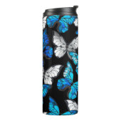 Dunkles Nahtloses Muster mit blauen Schmetterlinge Thermosbecher (Nach links gedreht)