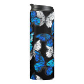 Dunkles Nahtloses Muster mit blauen Schmetterlinge Thermosbecher (Nach rechts gedreht)