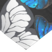 Dunkles Nahtloses Muster mit blauen Schmetterlinge Tischdecke (Schrägansicht)