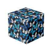 Dunkles Nahtloses Muster mit blauen Schmetterlinge Würfel (Rückseite Schrägansicht)