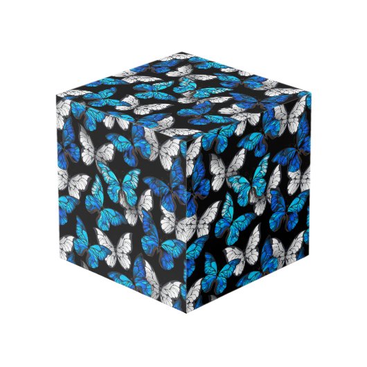 Dunkles Nahtloses Muster mit blauen Schmetterlinge Würfel (Vorderseite Schrägansicht)