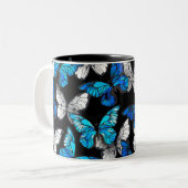 Dunkles Nahtloses Muster mit blauen Schmetterlinge Zweifarbige Tasse (Vorderseite Links)