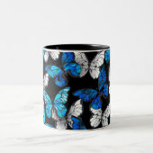 Dunkles Nahtloses Muster mit blauen Schmetterlinge Zweifarbige Tasse (Mittel)