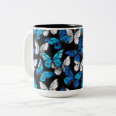 Dunkles Nahtloses Muster mit blauen Schmetterlinge Zweifarbige Tasse (Vorderseite Links)