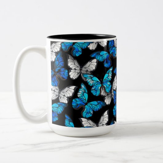 Dunkles Nahtloses Muster mit blauen Schmetterlinge Zweifarbige Tasse (Links)