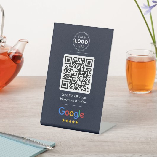 Dunkles Navy Google Review QR Code Logo Sockelschild (In SItu)