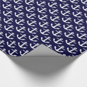 Dunkles Navy White Nautic Anchors Muster Geschenkpapier (Ecke)