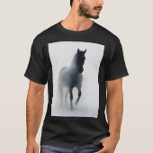 Dunkles Pferd in Nebel - Ätherische Mauer Kunst T-Shirt (Vorderseite)