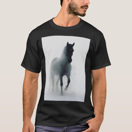 Dunkles Pferd in Nebel - Ätherische Mauer Kunst T-Shirt (Vorderseite)